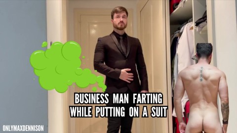 Hombre de negocios se pego mientras se pone el traje