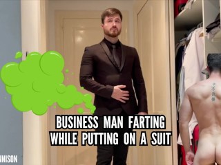 スーツを着ながらおならをするビジネスマン