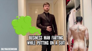 Hombre de negocios se pego mientras se pone el traje