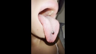 Lila la longue langue blanche du matin avec piercing