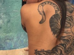 Mi amigo me folla en un jacuzzi público! Le gusta mi vagina apretada