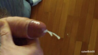 Мастурбация крупным планом с преспермой и большим количеством спермы на полу перед работой от первого лица