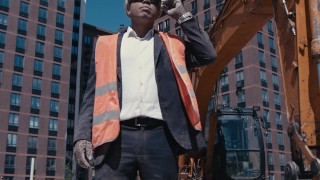 Темнокожий строитель ЖЕСТКО работает руками | Пахать по-черному с Олегом Щегловым | Серия 1