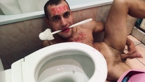 Ragazzo schiavo della toilette che lecca la toilette