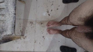 Vuile modderige badkamer mijn voeten die daarheen stappen