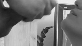 Echtes Sexvideo zu Hause. 18-jährige Amateur-Freundin lutscht Schwanz trocken