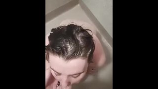 De lul van mijn man zuigen in de douche