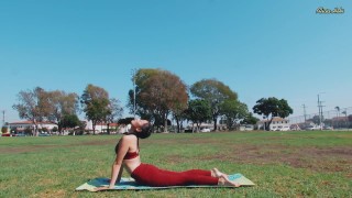 Middag yoga stroom in de Park (super veilig voor het werk)