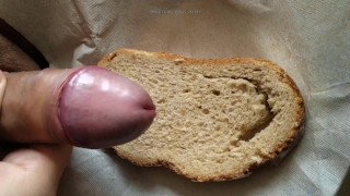 Sperma caldo sul cibo pane masturbazione con la mano da solo ristorante starbucks