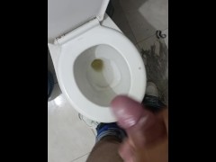 Masturbándome bien rico en el baño