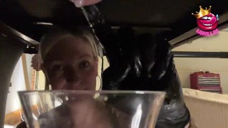 Mistress Bjqueen Cerrar Arruinado Varias Veces En Un Vaso Sobre La Mesa De Ordeño