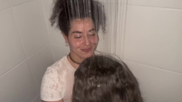 Hermanastras traviesas jugando camisetas mojadas y besándose bajo la ducha-hairylonely