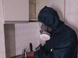 Темнокожий работяга пришел на квартиру к бабушке  Пахать по-черному с Олегом Щегловым  Серия 2