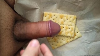 Masturbazione con la mano caldo sexy sperma sulla colazione cibo ristorante sborrata biscotto