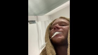 Pohledný chlapík si čistí zuby a plive a přeje si, aby místo kartáčku měl v rukou penis a místo past