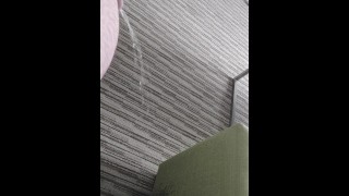 Pisse dans la chambre d’hôtel hors du lit sur le tapis et le canapé