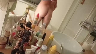 Jongen anaal in de badkamer