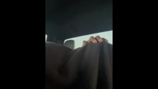Cheating esposa chupando mi polla en el asiento trasero mientras mi amigo conduce parte 2