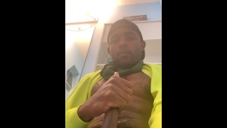 仕事のハードな一日の後に噴水をBlack Guy Cums