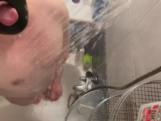 Мохнатый мужчина принимает душ и дрочит свой большой горбатый член