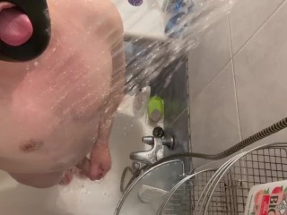 Un Homme Poilu Prend Une Douche et Branle SA Grosse Bite Bosse