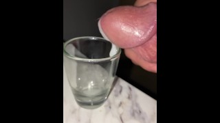 Melkachtig sperma uit het puntje van mijn lul knijpen, shotglas verzamelen voor cumplay, close-up