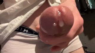 Sperme qui fuit pendant que je caresse ma grosse bite