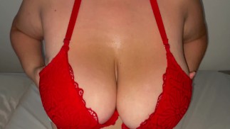 我丰满最好朋友的女朋友用她的新内衣引诱我