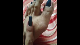 seksowne stopy kochanki i długie paznokcie