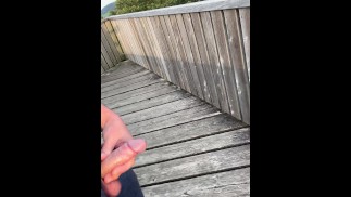 Рискованная дрочка на публичной туристической вышке с полной загрузкой спермы