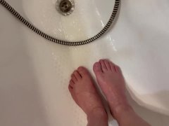 Парень моет свои мокрые ноги после того как на них кончил его отец. сперма на ногах