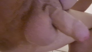 我把爪子放在浴室的地板上
