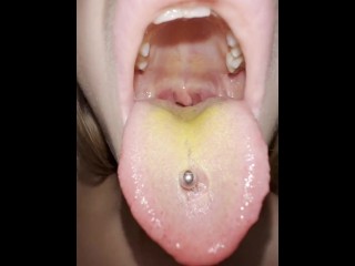 Lila長い汚れた舌ピアスホッキングと口の喉とuvulaを示すルーギーを吐き出す