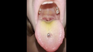 Lila long piercing à la langue sale hocking et cracher des toilettes montrant la gorge de la bouche et des uvula