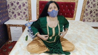 Красивая пакистанская пенджабка мастурбирует с фаллоимитатором