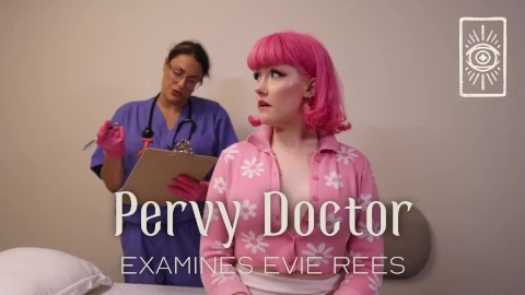 Doctor pervertido examina a Evie Rees