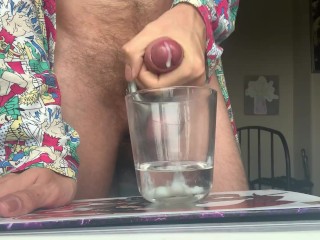 射在一杯水中
