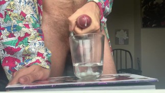 射在一杯水中