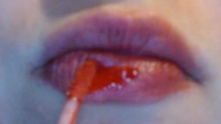 Ein Schnapsglas mit rotem Lippenstift küssen