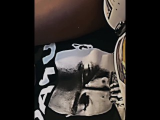 Транс Женщина трясет сиськами