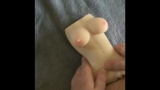 fottuto manicotto per bambola del sesso. Gemiti e sborrata enorme!
