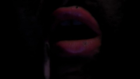 Spelen met roze lippenstift in het donker (alleen grappige video)
