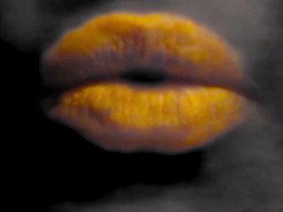 Schwarz-Weiß-Video Mit Orangefarbenem Lippenstift Und Rauchen