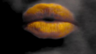 Schwarz-Weiß-Video mit orangefarbenem Lippenstift und Rauchen