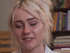 Ersties - Hally spielt mit Farben und Pinseln