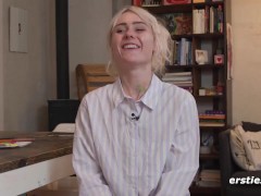 Ersties - Hally spielt mit Farben und Pinseln - Screenshot 5 of 16 - Amateur