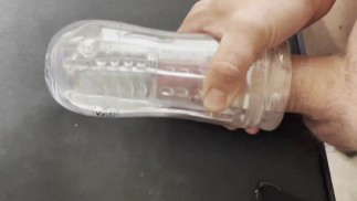 Трахаю прозрачную игрушку с массивным спермой в жопе