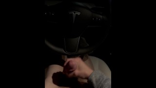 Casi atrapado mientras carga un Tesla - Trailer