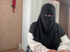 Арабская милфа с большими сиськами сидит в вебчате 11/16