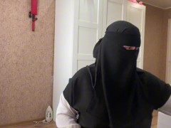 Арабская милфа с большими сиськами сидит в вебчате 2/16